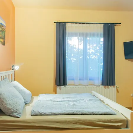 Almadiszallasok Apartment *
